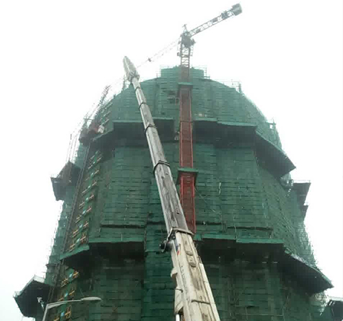 南阳市吊车在工地上作业